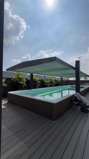 À l'avenir, vous n'aurez pas besoin de creuser une fosse dans le jardin pour construire une piscine. Il suffit de brancher l'eau et l'électricité, appuyez sur un bouton et profitez de la baignade. Le couvercle automatique maintient la température de l'eau tout en restant exempt de poussière, de soleil et de défoliation. #smartpool #factory #Mexdapool #spapool #swimspas #hotthbs #swimspa #mexda #intelligentpool #swimmingpool #endlesspool #CantonFair #Confort #pool #smartendlesspool #infinitypool