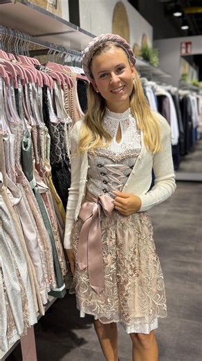 🍺🎡 O’zapft is im RNZ! 🎶👗 Selina präsentiert dir die schönsten Dirndl-Trends – von klassisch bis modern, direkt bei Yeans Halle, New Yorker und Galeria zu shoppen. Ob fürs Oktoberfest, oder die nächste Wiesn-Party – hier findest du dein perfektes Outfit zum Feiern, Tanzen und Anstoßen! 🥨🍻💃 | Rhein Neckar Zentrum Viernheim
