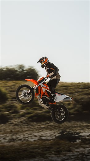 Tough terrain. No apologies! The 2026 KTM 690 ENDURO R breaks boundaries with every twist of the throttle. 2026 brings the new Dynamic Slip Adjust, providing riders with real-time, terrain-adaptive traction control. Built for those who don’t want to stay in their lane! Link below for all the details. https://www.ktm.com/models/dual-sport/2026-ktm-690-enduror #KTM #ReadyToRace #KTM690EnduroR #Enduro | KTM AUSTRALIA