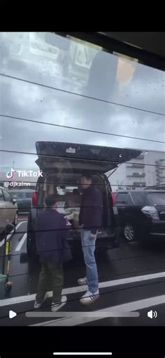 このようなクズ親も本当に増えています政府は何もしませんSNSを真の意味で使用しクズを暴露してくださいそしてこれは病的な社会がもたらした弊害です一刻も早くこのような状況を変えねばなりません日本の根本的な構造変化を求めますクズは頃背