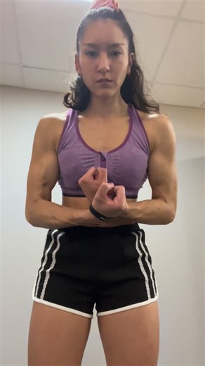 Emi on Instagram: "It feels so good to see my progress — I’ve come a long way, and I’ll keep going until it’s enough 💪🏼 #fitnessjourney #gymlife #fitnessmotivation #strongereveryday #fitwoman #strongwomen #筋トレ女子 #フィットネス #ジムライフ #継続は力なり"