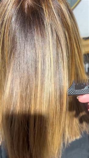 1. Réduction des frisottis Le lissage Ybera permet de maîtriser les frisottis de façon très efficace, ce qui rend les cheveux plus lisses et plus contrôlables au quotidien. ￼ 2. Brillance et douceur Le traitement lisse la fibre capillaire, ce qui donne des cheveux beaucoup plus brillants et soyeux. ￼ 3. Durabilité du lissage Selon le type de lissage Ybera utilisé, l’effet peut durer plusieurs mois : par exemple, le lissage Discovery peut offrir jusqu’à 6 à 8 mois d’effet lissant avec un bon entr