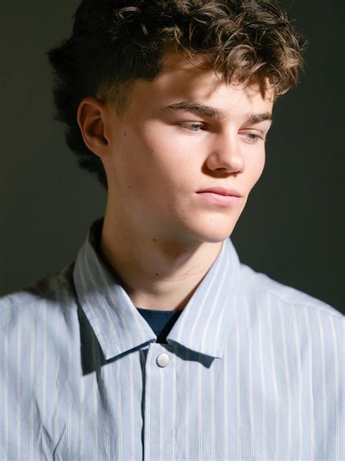 Lighting patterns really aren’t as complicated as they might seem. It all comes down to where the light is in relation to the camera. In a previous video I covered Hollywood (butterfly), loop, Rembrandt and split lighting, with the subject facing directly towards the camera and the light moving around them. Here, I’ve asked Kai to look at one specific point so his face is angled away from the camera, and then I’ve moved the light to demonstrate broad and narrow lighting. You’ll also spot mask an