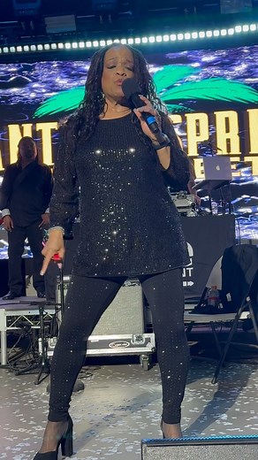 Evelyn Champagne King- Betcha She Don’t Live You live at the Freestyle show in California st. Patrick’s weekend 03/16/24 😍💚 Her energy and vibe is fire! ✊🏻👏🏻👏🏻🔥🔥By Demand of the fans here’s more of adoring @evelynchampagneking 🎥 : @jessiej24.7 . . . . . . . . .. . . . . . . . #evelynchampagneking #fyp #lovecomesdown #oldies #santafespringsswapmeet #oldiesvibe #live #80s #reels #reelsinstagram #80dayobsession #70s #music #concert #rnb #artist #singer #love #90s #hits #love | Oldies Vibe