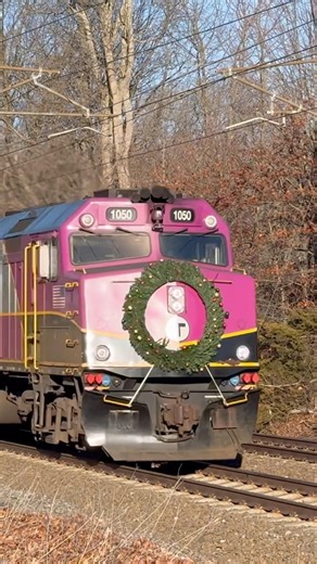 MBTA #1050 Hauling an outbound to Wickford! #mbta #keolis #subscribe #commuterrail #wreath #f40ph