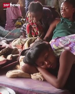 Zehntausende Menschen sind nach dem Vulkanausbruch bei Goma in Kongo-Kinshasa Mitte Mai noch immer auf der Flucht. In den Notunterkünften herrschen schlechte Bedingungen. Die Menschen müssen auf dem Boden schlafen, haben zu wenig Nahrung und keinen Zugang zu einer medizinischen Versorgung. In den Unterkünften wurden bereits mehrere Fälle von Cholera gemeldet. Und noch ist keine Ruhe in Sicht: Der Vulkan Nyiragongo droht, erneut auszubrechen. | SRF News