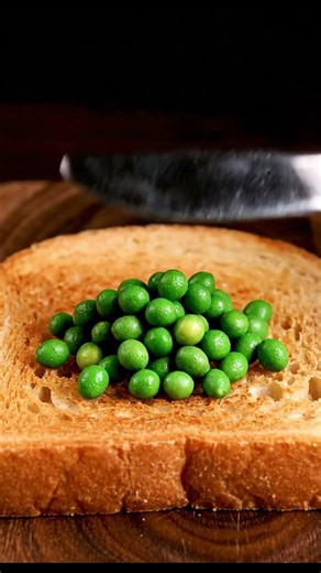 🥑Tiny Juicy Avacadoes Falling Onto Bread🥑