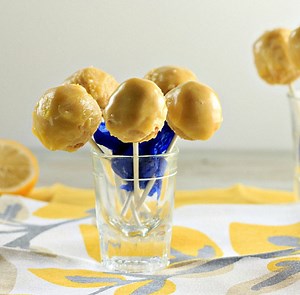 LEMON CREAM CAKE POPS- Low Carb , Paleo and Gluten Free. Lemon cream cake pops with a delightful sweet lemon glaze. Insanely tasty & fun to make! FULL RECIPE>>http://beautyandthefoodie.com/lemon-cream-cake-pops-low-carb/ | beautyandthefoodie.com