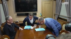 Video of three world leaders goes viral