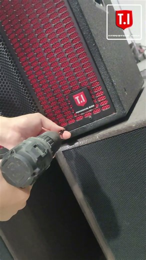 A close-up look at audio system repair 🛠️