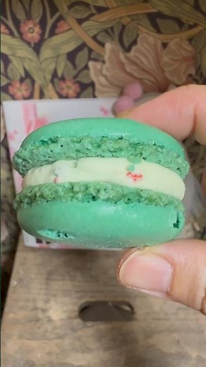ファミマでみつけた『ポッピンシャワー風マカロン』あのサーティワンでNO.1のアイスだからパチパチして超うまうまでした😋#ファミマ #ファミマ限定 #ポッピンシャワー風マカロン#ファミマスイーツ