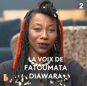 "La voix est le premier chemin de la liberté." Le beau message d'émancipation de la chanteuse malienne Fatoumata Diawara. Basique. En replay sur france•tv. | France tv
