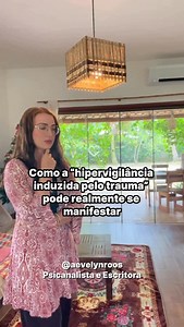 Você se relaciona com algum dos sintomas desse vídeo? Compreenda o que na prática isso significa e requer atenção: O trauma mexe no interruptor interno de vigilância instintiva, ou seja, existem coisas que podem ser perigosas e coisas que não. A hiper vigilância cria um gasto energético excessivo que retira o prazer, a vulnerabilidade de estar no corpo e no presente. O trauma é curado em camadas e sem pressa. Não há necessidade alguma de brigar com o mecanismo, mas sim, ensiná-lo gentilmente par