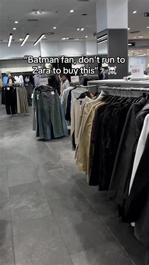 Special edition Batman sweatshirt with its personalised embroidered logo ideal for any Batman fan ideal to give this February 14 • #batman #batman72 #batman #batmanedit #sweater