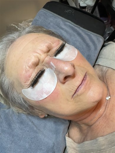 Funny Prank on Mom While Doing Lashes