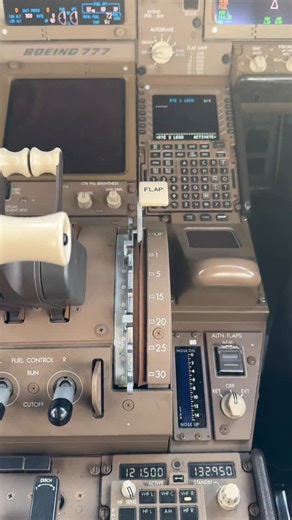The two thrust levers that control the world’s most powerful jet engine- the GE90 ✈️ #aviation #cockpit #b777 #flying #flightdeck #boeing #boeinglovers | Pilotstories
