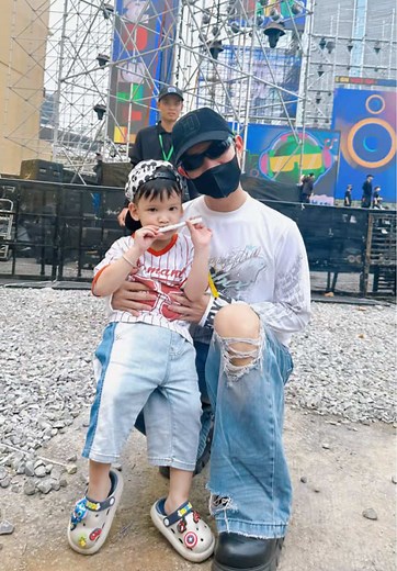 Hạnh Phúc Với Hai Em Bé Trong Khung Hình