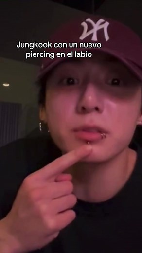 Jungkook y su nuevo piercing en el labio