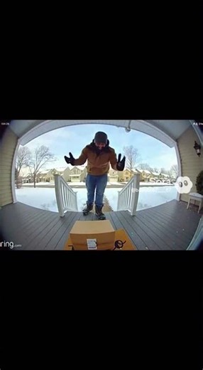 Delivery man gets pranked😂😂😂#prank#funny#foryou#delivery#package