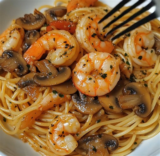 Espaguetis con Gambas y Champiñones al Ajillo Ingredientes: 300 g de gambas peladas 6 champiñones 5 dientes de ajo Perejil fresco al gusto 210 g de espaguetis (70 g por persona) 2 guindillas cayenas (ajusta según tu gusto por el picante) 4-5 cucharadas de aceite de oliva 1 cucharadita de pimentón Sal al gusto Instrucciones: Saltear los champiñones: Calienta una sartén sin aceite a fuego alto. Añade los champiñones y saltéalos hasta que estén dorados, evitando que suelten agua. Retíralos y resérv