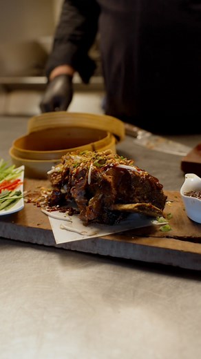 8.7K views · 118 reactions | Ons absolute signature gerecht: de short rib. We garen dit stuk vlees maar liefst 16 uur in de oven, zodat het botermals wordt en vol smaak zit. In deze video laat David zien wat er daarna gebeurt en hoe we de short rib afmaken voordat hij op je bord ligt. Heb jij deze klassieker al eens geproefd? #shortrib #signaturedish #roastit #vleesliefhebber #uiteteninborne #slowcooked #restaurantfavoriet | ROAST it | Facebook