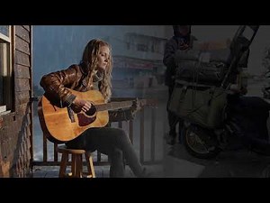 cewek ini gitaran sambil menikmati rintik hujan yang membasahi rumahnya,