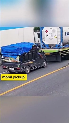 jarak mobil pickup 5 cm dengan truck trailer 🫣.#shorts #shortsvideo #automobile