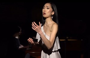 Dramatic high notes and starry accompaniment bring Osvaldo Golijov’s “Lúa descolorida” to life in this video performance by soprano Yvette Keong and pianist Gracie Francis. The duo captures the loneliness of being submerged in complete darkness, save for the moon’s light on an upturned face. Under the leadership of soprano Renée Fleming, Carnegie Hall’s SongStudio provides mentorship to young vocalists and collaborative pianists. In light of the COVID-19 pandemic, SongStudio 2021 took place onli