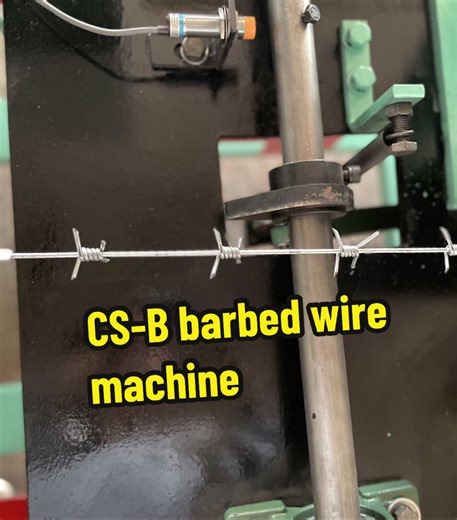 Single twist barbed wire machine#how to make razor barbed wire#barb wire coil machine#machine#prison security fence making#Máquina de alambre de púas