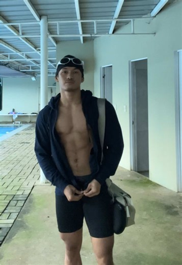 6am fasted cardio physique check -@Oakley Eyejacket -@Uniqlo Philippines Airism Jacket -@Nike Half tights and Duffle bag #swimming #lifestyle #hybrid #fitness #physique