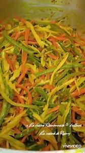 ACHARDS DE LÉGUMES île de la Réunion 🇷🇪 chez nous le achards accompagne n'importe quel plat, on le sert avec du riz et carry, dans un sandwich nature ou avec une tranche de jambon, avec du rôti, des grillades, en verrines pour les réceptions, en pique-nique et plein d'autres occasions, idéal aussi pour les végétariens. Le achard est très facile à préparer, la recette pour 8 à 10 personnes: 👇👇 - 700 g de chou vert émincé grossièrement - 2 carottes découpées en bâtonnets - 200 g de piment acha