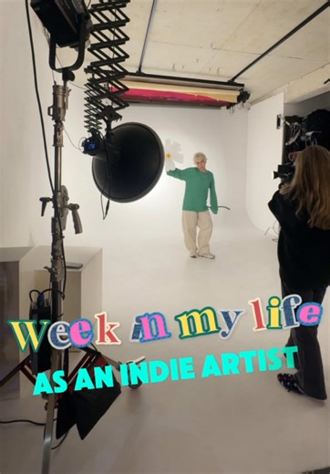 Being an independent artist looks very different week to week, this is a packed one!🌼Follow for more BTS stuff music content🫧💿 #popmusic #vlog #independentartist #poprap #musician