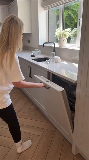 Holiday mode = ON! ✈️ but first the house needs to look like no one lives here! #cleantok #cleaning
