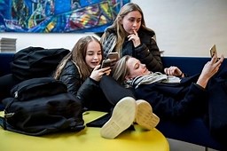 Unge og sociale medier | Emner | Faktalink