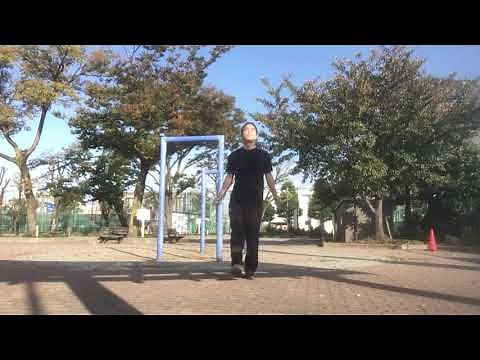 縄跳び技「前振りとび・スイングキック」