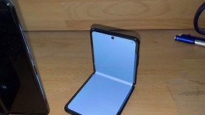 1.1M views · 1.6K reactions | Qu'est-ce qu'on fait le vendredi soir chez 01net ? Un unboxing du Galaxy Z Flip ! | 01net | Facebook