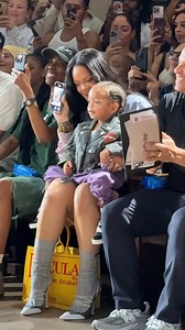 蕾哈娜 Rihanna 帶著兒子 Riot Rose 來到 AWGE 秀場欣賞爸爸 A$AP ROCKY 的大秀！最後更捕捉到爸爸謝幕看到兒子，直接一把抱起的溫馨時刻。 | VOGUE Taiwan