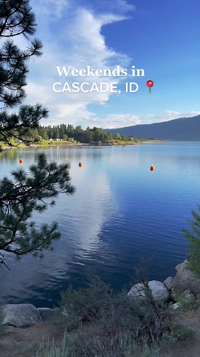 Relaxing weekend in Cascade, Idaho 📍 I needed a peaceful nature weekend outside of Boise, where I could chill out, read a good book, drink coffee with some beautiful views, and watch some cute deer.