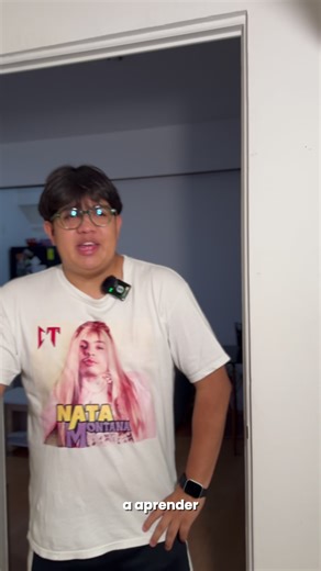 Hoy vamos a aprender MongoDB… o al menos a entender cuándo usarlo sin arrepentirte después 😅 MongoDB promete libertad total: sin esquemas rígidos, sin migraciones dolorosas, sin estructura obligatoria. Y sí, al inicio se siente increíble. Pero la flexibilidad sin reglas se convierte rápido en caos: \t•\tUn usuario tiene name \t•\tOtro tiene fullName \t•\tOtro tiene nombre_completo \t•\tUn campo es string… luego array… luego objeto Y nadie te dijo que no se podía, así que lo hiciste. MongoDB es 