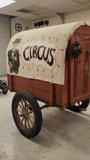 What would you haul in this trailer? We feel like barrels have beer would be appropriate! 👉🏼 • @1924modeltford Finished up my trailer tonight #fordmodelt #modelt #vintagestyle #vintage #1920s #1930s #cars #gypsy #wagon #roadtrip #trailer #trailerlife | Rod and Style