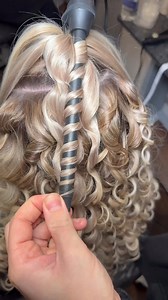 ¿Quien no esta deseando usar ghd Thin Wand? 🪄✨⁠ @hairbychristopherlaird⁠ ⁠ Define y da forma con la ghd Curve Thin Wand para conseguir rizos cautivadores sin comprometer la salud de tu cabello 💪⁠ ⁠ Para un acabado excepcional y una duracion de rizos de hasta 48 horas**, úsalo en combinación con el ghd Curly Ever After - Spray Fijador de Rizos. ➿⁠ ⁠ **Prueba técnica que mide la retención de rizos en una cámara de humedad al 50% de humedad relativa⁠ ⁠ #ghdprofessional #ghdcurve #thinwand #cabell