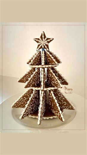 Manu biscotti decorati - Manuela Pezzopane on Instagram: "One of my many 3-D Christmas Tree Cookies. The cookies are largely naked except for some stenciling (by @katibiccinz). This is a variation of my cookie project tutorial (at the end of this video): "Made by Manu", November 2021, tutorial on Cookie Connection. Link in bio or in the story highlights under "Tutorial 2021". 🤎🤎🤎 Uno dei miei alberelli di Natale 3-D. La costruzione è composto da biscottini di pasta frolla al cacao con decoraz