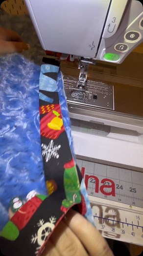 Binding a quilt – Part 2! ✂️ Attaching the ends of your binding strips with a diagonal seam helps reduce bulk and creates a smooth, professional finish. This little detail makes all the difference when it comes to achieving a beautifully bound quilt! ✨ Do you use this technique? Let me know in the comments! #quilting #quiltersofinstagram #quiltingtips #quiltbinding #quiltfinishing #bindingtips #quilttutorial #handmade #makersgonnamake #quiltingcommunity #sewingtips #sewinglove #modernquilting #q