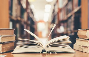 Voici l’écrivain qui vend le plus de livres en France (depuis 12 ans) - Elle