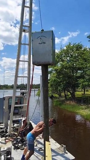 Floating dock piling