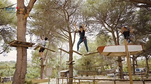 🌊 Assaboriu el mar i reviviu la història a Calafell! Gaudiu dels seus 5 quilòmetres de platja de sorra daurada, exploreu la Ciutadella Ibèrica i visiteu l'imponent Castell de la Santa Creu. Descobriu a Calafell tots els gustos d'una cuina mediterrània autèntica i exploreu el seu llegat mariner a “La Confraria” i a la Casa Barral. 🌊 ¡Saboread el mar y revivid la historia en Calafell! Disfrutad de sus 5 kilómetros de playa de arena dorada, explorad la Ciudadela Ibérica y visitad el imponente Cas
