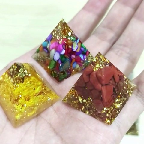 1.57inches Mini Natural Crystal Pyramid Energy Generator Quartz Amethyst Chakra Crystal Pyramid Meditation Tool Home Decoration Ornaments Gifts (Colour Mixture 1.57 inch 7pcs)