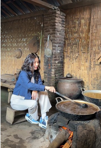Menikmati Teh Hangat dan Gula Jawa di Borobudur