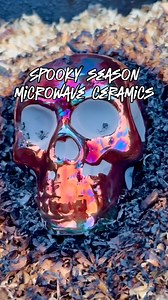 Spooky season is back on the menu and I’ve had skulls in my Raku cooking pot today. Cooked to 1000 degrees in the microwave then reduced in fiery sawdust -these rainbow skulls are a deliciously devilish decoration for halloween. The flames lapping over the pottery as the glaze turns copper and lustrous really seemed to fit perfectly for a skull🔥💀🌈 What do people think of these? I’d love to do a halloween update on the shop for all things spooky if there’s interest. Or any budding microwave ra