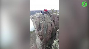 This daredevil narrowly avoided dropping 100ft after a cliff-edge stunt nearly went wrong! 😱😳 | Storytrender